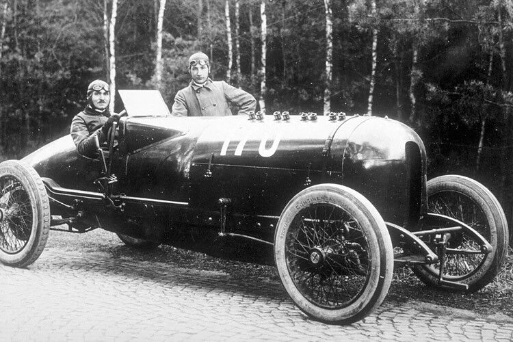 Das „Grüne Monster“: Opels 12,3-Liter-Grand-Prix-Rennwagen mit Carl Jörns (am Steuer) und Beifahrer Kurt C. Volkhart (1926). (Foto: Opel)