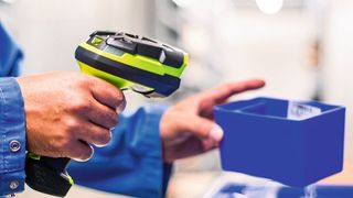 Ein Barcodescanner ist eine Brücke zwischen Papier- und Digitalwelt. Er hilft Betrieben, die nicht auf einen Schlag komplett digitalisieren wollen oder können. (Bild: Atbas)