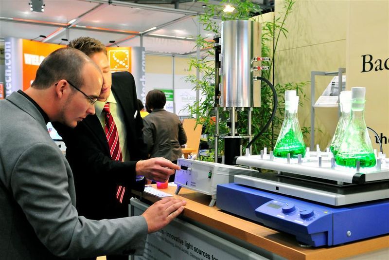 Eine Messe wie die Biotechnica bietet genug Möglichkeiten auch ins Detail einzusteigen. Hier im Bild wird die Steuerung eines Schüttlers erklärt.  (Bild: Deutsche Messe)
