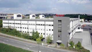 Blick auf eine Fertigungshalle am Brose-Standort in Würzburg. (Bild: Brose SE)