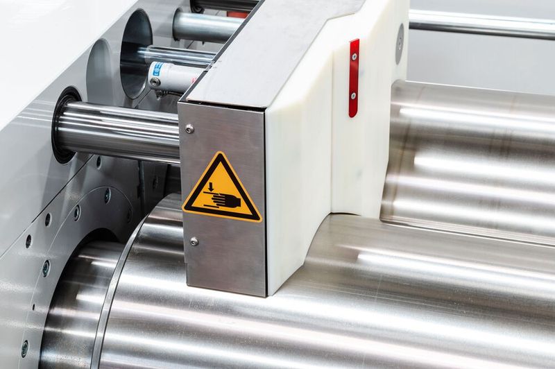 Mit den einseitig fahrbaren Materialführungsbacken können Anwender kleinere Chargengrößen mit den Deguma-Gummi-Walzwerken Neo-Premium oder Neo-Plus verarbeiten, weil sich damit der Arbeitsraum individuell einstellen respektive verkleinern lässt.  (Bild: Deguma / Th. Höhl)