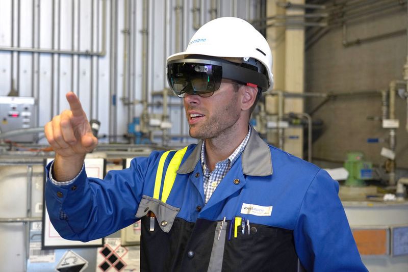 Michael Witzan, Fachingenieur für Anlagentechnik bei Voestalpine in Linz, testet Vision Blue ... (Endress+Hauser)