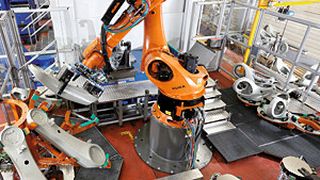 Bild 1: Der Roboter be- und entlädt die Werkzeugmaschine. Dabei nimmt er abwechselnd die Komponenten Schwinge (links) oder Karussell (rechts). (Bild: Kuka)
