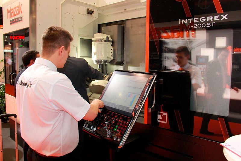 Die Smooth Familie bietet auch bei der EIA-Programmierung in feinsten Inkrementen wie beispielsweise bei der Bearbeitung mit Fünf-Achs-Simultansteuerung und der Bearbeitung von Freiformflächen sind neue Funktionen, betont Mazak. (Bild: Königsreuther)