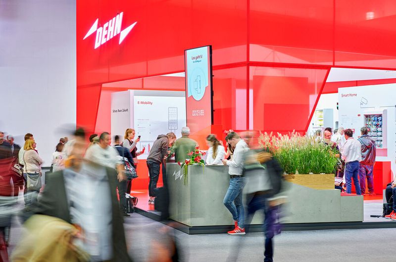 DEHN (Halle 12.0, Stand B90): Am Stand von DEHN finden Sie neben Lösungen rund um die neue DIN 18014 für Sanitärtechnik in Gebäuden auch Technologien und Produkte für die Bereiche Elektrotechnik, Haus- und Gebäudeautomation und Sicherheitstechnik. Ebenso stellt DEHN Schutzlösungen für Wohngebäude, die Industrie, PV-Anlagen und für das Sanieren, Renovieren sowie Modernisieren (SanReMo) vor. Einen Termin sollten Sie sich noch vormerken: Am 3. März zwischen 10:10 und 11:00 Uhr findet der Eröffnungstalk mit Philipp Dehn zum Thema „EU-Nachhaltigkeitspolitik vs. Autonomie in der Wirtschaft“ in Halle 12.1 statt. (Bild: DEHN SE)