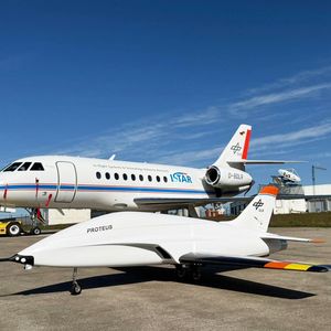 Der unbemannte Versuchsflieger Proteus neben dem Versuchsflugzeug Istar.(Bild:  DLR)