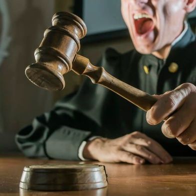 Wie wird das Urteil? Tesla, BMW und jetzt auch Mercedes-Benz klagen gegen Zölle auf chinesische Importe. Hier erfahren Sie, warum man diesen Weg einschlägt ... (Bild: Justulus)