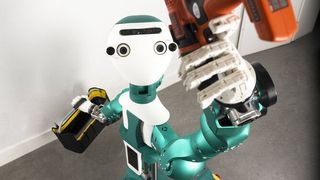 Lernwilliger Helfer: Der Assistenz-Roboter ARMAR 6 kann allein durch Beobachtung neue Fähigkeiten erwerben, Nutzer unterstützen und etwa Werkzeug reichen. (Bild:KIT/Laila Tkotz) (KIT/Laila Tkotz)