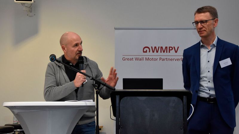 Carsten Seitz (l.) und Andreas Wahl begrüßten die Teilnehmer zur ersten Jahreshauptversammlung des Great-Wall-Motor-Partnerverbands. (Bild: Simon – VCG)