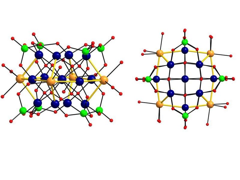 Strukturelle Darstellung von silberverkappten Polyoxopalladaten {Ag4Pd13} in der Seitenansicht (links) und Draufsicht (rechts); Pd = dunkelblau, Ag = orange, As = grün, O = rot. (Kortz/Jacoby University)