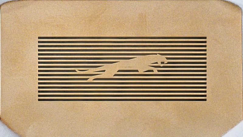 Der Jaguar, das Markenzeichen der Automarke, springt künftig nicht mehr auf der Motorhaube, sondern nur noch im Logo.(Bild:  Jaguar)