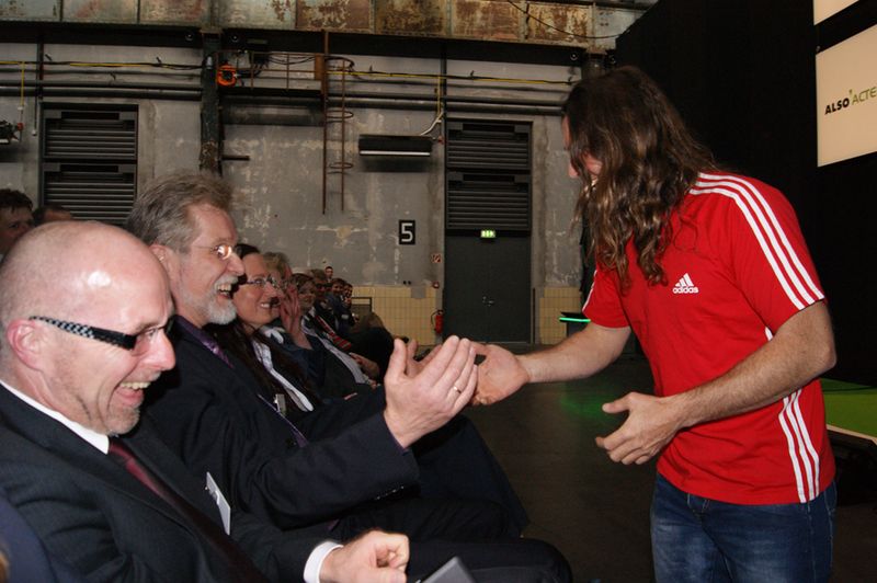 Speed-Kletterer Thomas Huber von den Huberbuam bezog das Publikum in seinen Vortrag mit ein. (Archiv: Vogel Business Media)