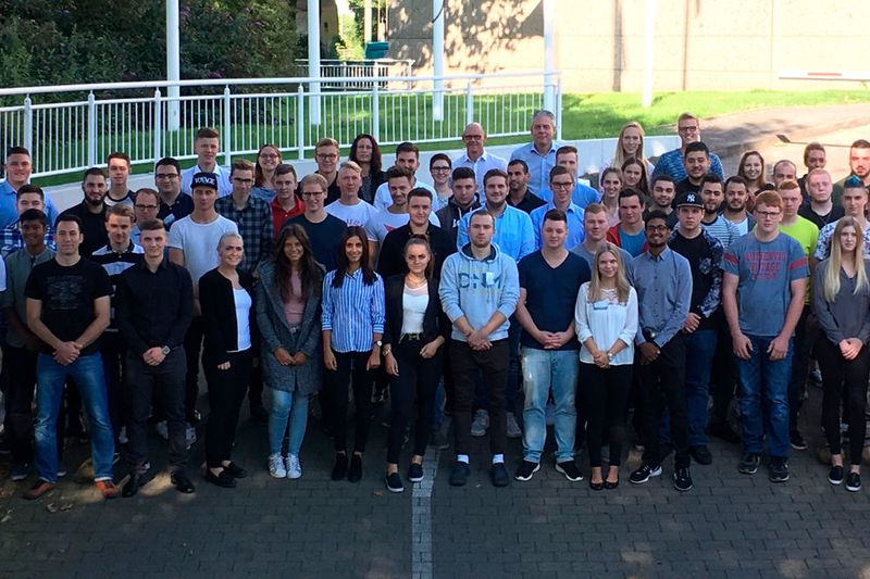 62 junge Menschen starteten Anfang August mit einer Ausbildung bei der Unternehmensgruppe Hülpert in Nordrhein-Westafeln ins Berufsleben. (Hüloert)