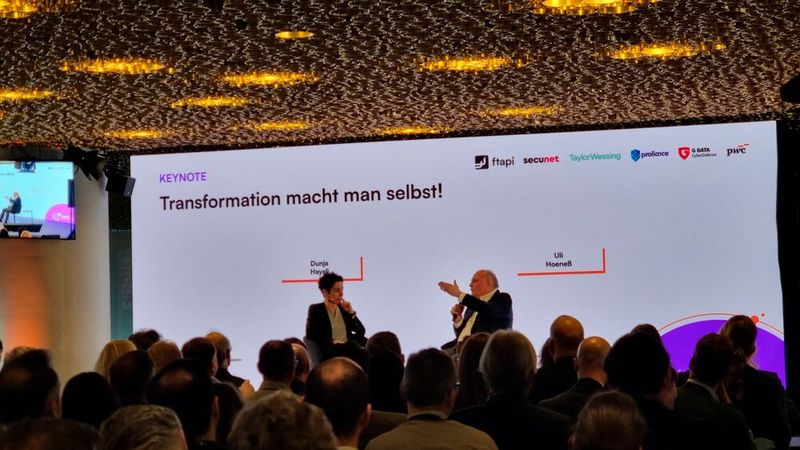 Als Ehrenpräsident des FC Bayern München sprach Uli Hoeneß mit der Journalistin Dunja Hayali.  (Bild: © Serina Sonsalla)