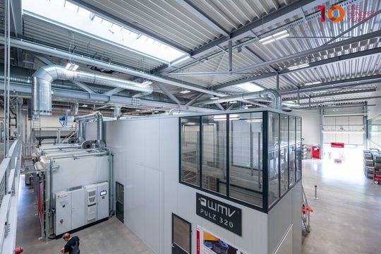 Buchstäblich raumfüllend zeigt sich die besondere Zink-Lamellen-Beschichtungsanlage WMV Pulz im Ejot-Werk Tambach-Dietharz. Fünf Jahre haben Experten daran getüftelt.(Bild:  Ejot)