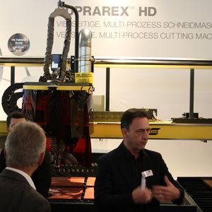 Suprarex HD-Portalbrennschneidmaschine lässt sich für nahezu jede Anforderung konfigurieren und ist für alle Schneidanwendungen die Lösung, sagt Bandhauer. Mit der Funktionalität, Plasma- und Autogenschneiden mit einer Vielzahl von Werkzeugen für gerade Schnitte, Schweißnahtvorbereitungen sowie Markierprozessen zu kombinieren, sollen sich unbegrenzte Anwendungsmöglichkeiten ergeben.
