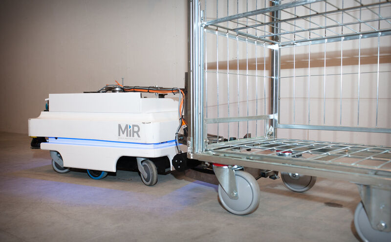 Der MIR100 soll für eine Produktivitätssteigerung sorgen, indem er monotene Transportaufgaben übernimmt. (Bild: Mobile Industrial Robots)