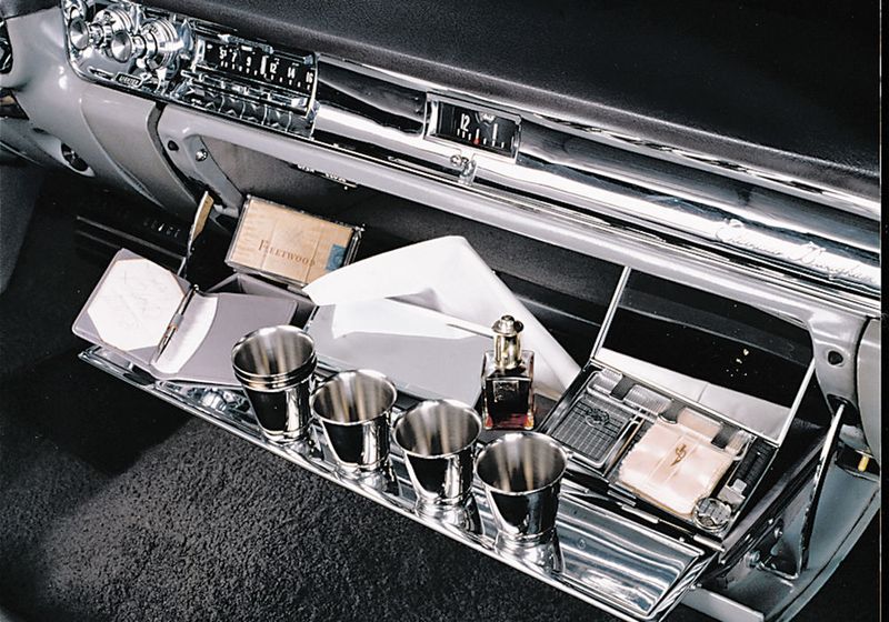 Darüber hinaus waren bei dem fahrenden Palast einige ungewöhnliche Dinge selbstverständlich: Zigaretten-, Lippenstift-, Parfüm- und Kleenex-Spender, ein komplettes Kosmetik-Etui für die Dame sowie fünf echtsilberne Digestif-Becher im Handschuhfach. (General Motors)