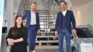 Haben ein ausgeklügeltes Vertriebskonzept für die Elektromobilität auf die Beine gestellt: (v.l.) Carolin Zoller, Assistentin der Geschäftsführung, Geschäftsführer Andreas Reiser und Boris Pflaum, Marketingleiter des Autohauses Hofmann & Wittmann. (Bild: Mauritz/»kfz-betrieb«)