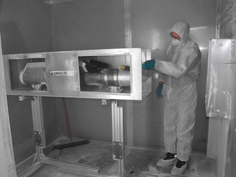 Der Blowing Sand Test – hier an einem Raketenbauteil demonstriert – kann von Technolab nun mit Temperaturen bis zu 90 °C durchgeführt werden. (Bild: Technolab)