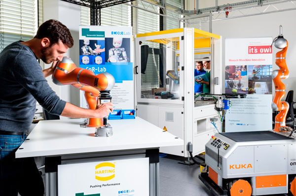 Neue Technologien und deren Einsatzmöglichkeiten können Unternehmen in Demonstrationszentren wie dem Mensch-Maschine-Interaktion Transferlabor der Universität Bielefeld erproben. (Universität Bielefeld)