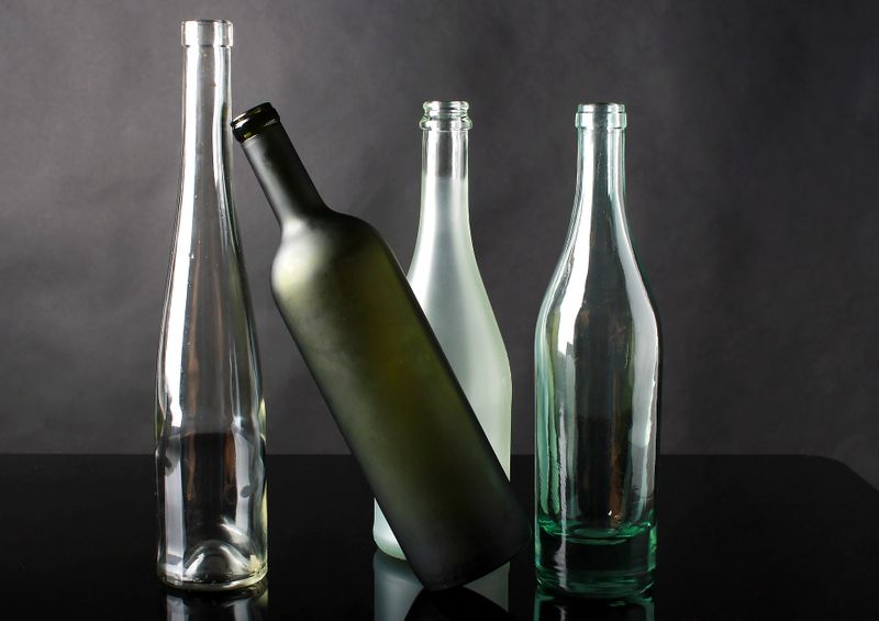 Platz 4: Glas, 85,5%  Glas wird ausschließlich werkstofflich wiederverwertet. 85,5% der 2,8 Millionen Tonnen Altglas kamen 2016 so als recycelte Verpackung wieder in den Verkehr.   Wie Glasküvetten in der chemischen Industrie gereinigt und recycelt werden können, lesen Sie in dem verlinkten Artikel.      (Bild: Pixabay/PetraBlahoutova)