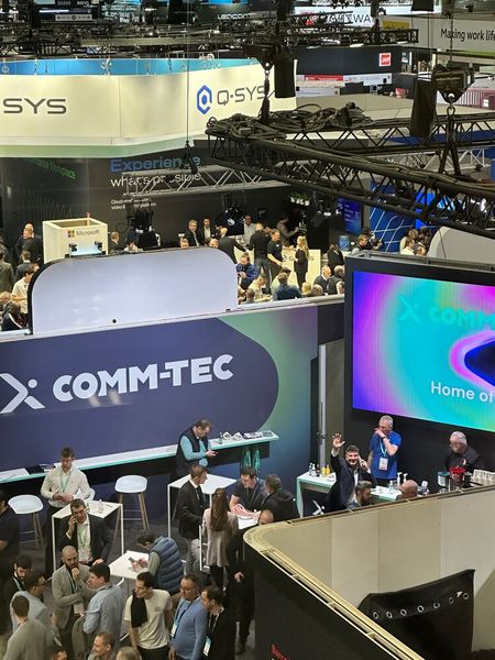 Na, wer winkt uns denn da vom Comm-Tec Stand zu? (Bild: Vogel IT-Medien)