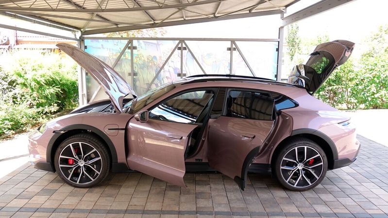 Wahrscheinlich der Porsche mit dem niedrigsten Restwert – ein rosafarbener Taycan.(Bild:  Rosenow – VCG)