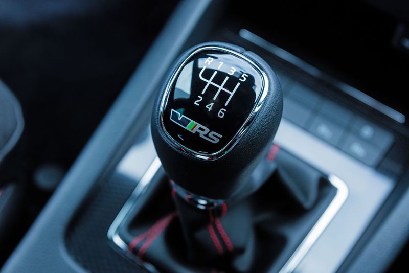 Die Handschaltung trägt zum hohen Spaßfaktor bei. (Heimbach)