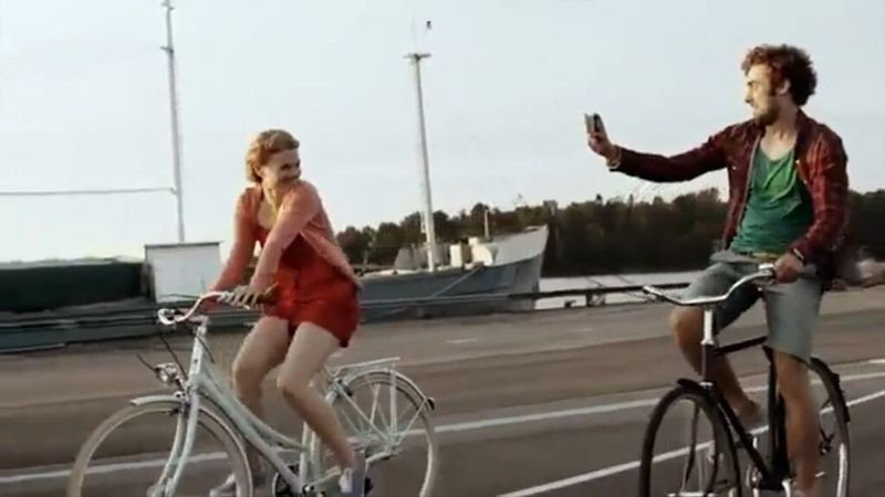 Das Werbevideo von Nokia suggeriert: Junge nimmt Mädchen mit dem Lumia 920 auf. (Archiv: Vogel Business Media)