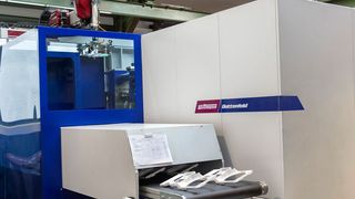 Das Unternehmen Langlotz ist unter anderem ein Spezialist in Sachen Herstellung von Komponenten für Wasserspender und die Trinkwassertechnik. Neuerdings setzt Langlotz auf eine Smartpower 300/1330 von Wittmann Battenfeld, der die Kottingrunner Maschinenbauer eine sogenannte Insiderzelle angedockt haben. Lesen Sie hier, was es damit auf sich hat... (Wittmann Battenfeld)