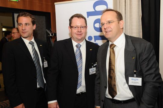 Die Vertreter von Chevrolet gaben ihren Top-Betrieben die Ehre (von links):  Produktmanager Oliver Sohm, der Leiter Händlernetzentwicklung Uwe Maciejonczyk und Pressesprecher Rej Husetovic. (Archiv: Vogel Business Media)