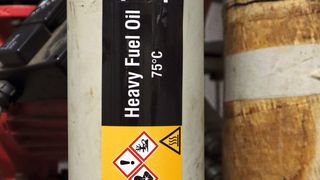 Eine neue globale ISO 20560-Norm ist jetzt für die Standardisierung der Kennzeichnung versteckter und oftmals gefährlicher Rohrinhalte in Betrieben und Anlagen verfügbar. (Brady)