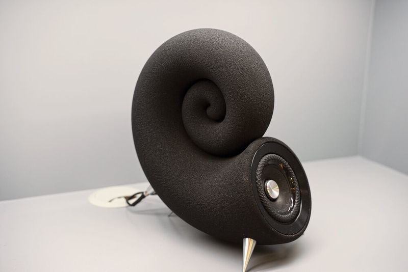 Additive Fertigung für das Design. Zum Ionic Sound System gehören Lautsprecher und Subwoofer. Gedruckt wurde es aus Silicium-Sand. (S. Guggenberger / VCG)