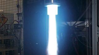 Per Mikrowellenplasma-Technik stellt 6K Additive nachhaltige Metallpulver für die Additive Fertigung her. (6K)