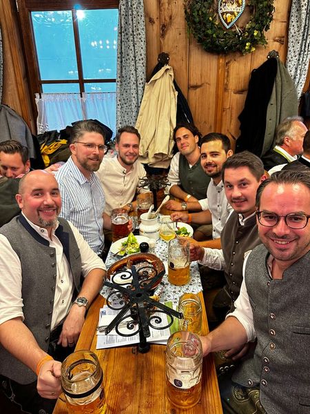 (v. l.) Alexander Schlämmer (GSD), Dennis Eiteneuer, Robin Lürwer, Maurice Pfeiffer und Sascha Link (Bechtle), Sebastian Blix (Fujitsu) und Jan Schillinger (GSD). (Bild: Vogel IT-Medien GmbH)