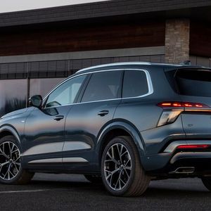 Schicke OLED-Rückleuchten verleihen dem Q7 eine technisch wertige Anmutung.(Bild:  Audi)