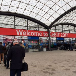 Gut besucht waren die ersten beiden Tage der CeBIT. Neu war die Taschenkontrolle und damit langen Schlangen am Eingang. (Bild:  Markus Dalke)