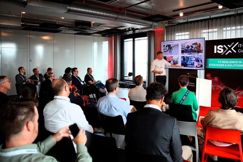 Die ISX Conference in München war geprägt von spannden Vorträgen zu aktuellen Themen aus der Cybersicherheit (hier auf der Bühne zu sehen: Stefan Scheck, Senior Sales Engineer bei Sophos), ... (Bild: Vogel IT-Akademie)