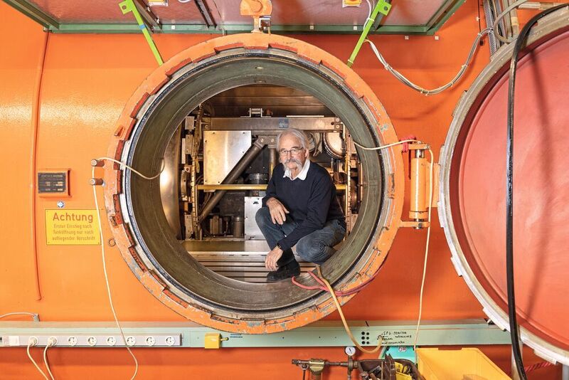 Dr. Thomas Faestermann in der Einstiegsluke des Tandem-Van-de-Graaff-Beschleunigers auf dem Forschungscampus Garching. Mehr als zehn Millionen Volt beschleunigen hier die Lithium-Ionen auf rund zwölf Prozent der Lichtgeschwindigkeit. (© Uli Benz / TUM)