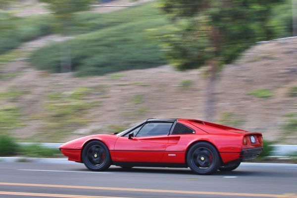 Vom Schrottplatz zurück auf der Straße: dieser Ferrari 308 GT von 1978 wird von drei Elektromotoren angetrieben, die zusammen 415 PS leisten und 660 Nm Drehmoment aufbringen. (Electric GT)