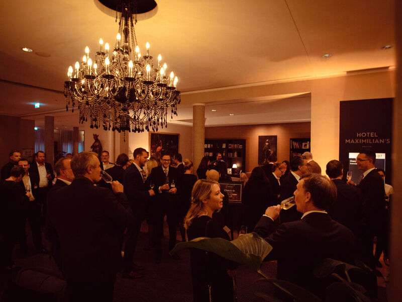 Am Anfang des Abends steht das Get-Together mit Sektempfang im Foyer des Hotels, hier treffen sich sehr häufig auch alte Bekannte wie ehemalige Kolleginnen und Kollegen. (Bild: krassevideos.de / VIT)