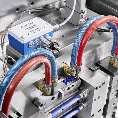 Partnerprojekt von Arburg, Matrix und Kebo auf der Fakuma 2026: Ein Allrounder 570 A produziert Autoinjektor-Gehäuse mit Data-Matrix-Codes direkt im Werkzeug (Bild: Arburg)