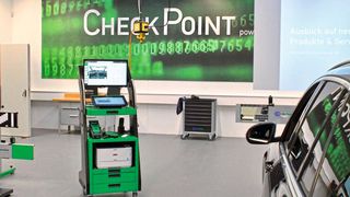 Diesen „Check-Point“ – einen der ersten – betreibt Hella Gutmann in Nürnberg selbst. Künftig soll es ein flächendeckendes Netzwerk von Betrieben geben, die sämtliche Wartungs- und Reparaturarbeiten ausführen können. Freie Werkstätten sollen sich dank dieses Netzes die Anschaffung „teurer“ Spezialwerkzeuge, allen voran im Bereich Fahrerassistenzsysteme, sparen können. (Bild: Dominsky/»kfz-betrieb«)