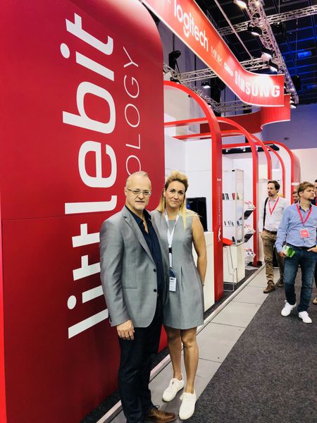 Patrick Matzinger und Jennifer Keil, Littlebit, waren mit ihrem Standkonzept sehr zufrieden. (Bild: IT-BUSINESS)