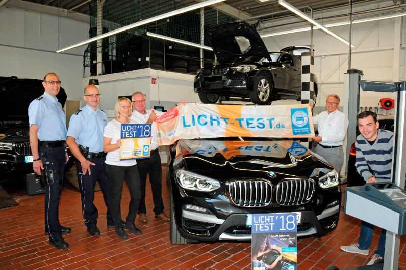 Sorgen für mehr Sicherheit: (v. li.) Markus Althoff, Martin Steinhüser, Petra Hubrich, Josef Reckhenrich, Hermann Kattenstroth und Patrick Mischok. (Bild: Leskovsek/Kfz-Innung Gütersloh)