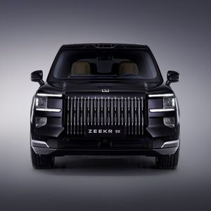 An die britische Luxus-Ikone erinnert der Zeekr 9X vor allem wegen seines riesigen, senkrechten Kühlergrills.(Bild:  Zeekr)