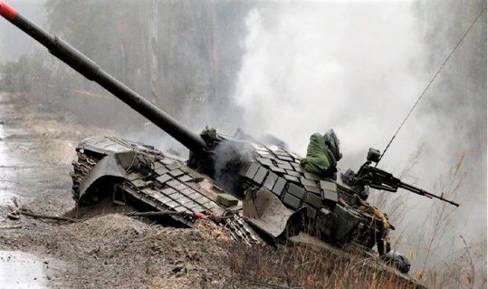 Noch geht es dem deutschen Maschinen- und Anlagenbau gut, wie die Zahlen für Februar, die der VDMA jetzt veröffentlicht hat, belegen. Doch je länger der Ukraine-Krieg dauert, umso eher könnte auch die Konjunktur im Schlamm der Gewalt steckenbleiben, wie dieser Panzer.(Bild:  P. Savorov)