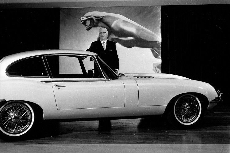 Unternehmensgründer Sir William Lyons mit Jaguar E-Type: „Ziel meiner Arbeit war es, den Autofahrern Freude zu bereiten.“ (Foto: Jaguar)
