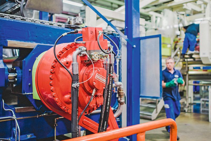 Der in der Maschine verbaute Hägglunds-Antrieb von Rexroth wurde um einen Frequenzumrichter erweitert. Dieser sorgt gemeinsam mit der Hydraulikpumpe dafür, dass das Hägglunds-Antriebssystem unabhängig von der Last im optimalen Wirkungsgradbereich betrieben wird.  (Bosch Rexroth)